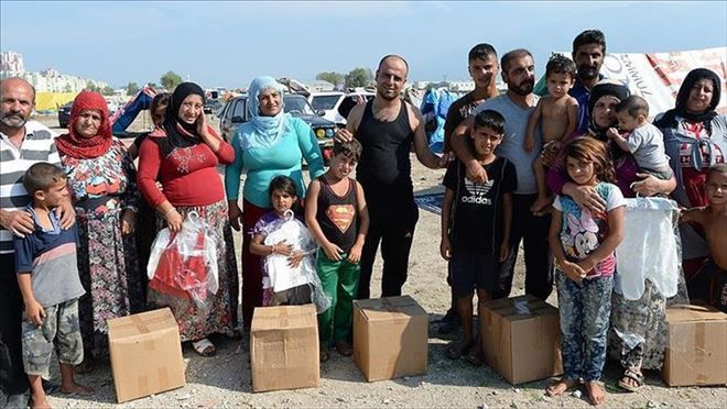 Çöpten yiyecek toplayan aileye belediyeden yardım