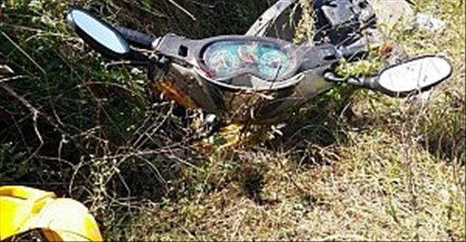 Motosiklet su kanalına yuvarlandı: 2 yaralı