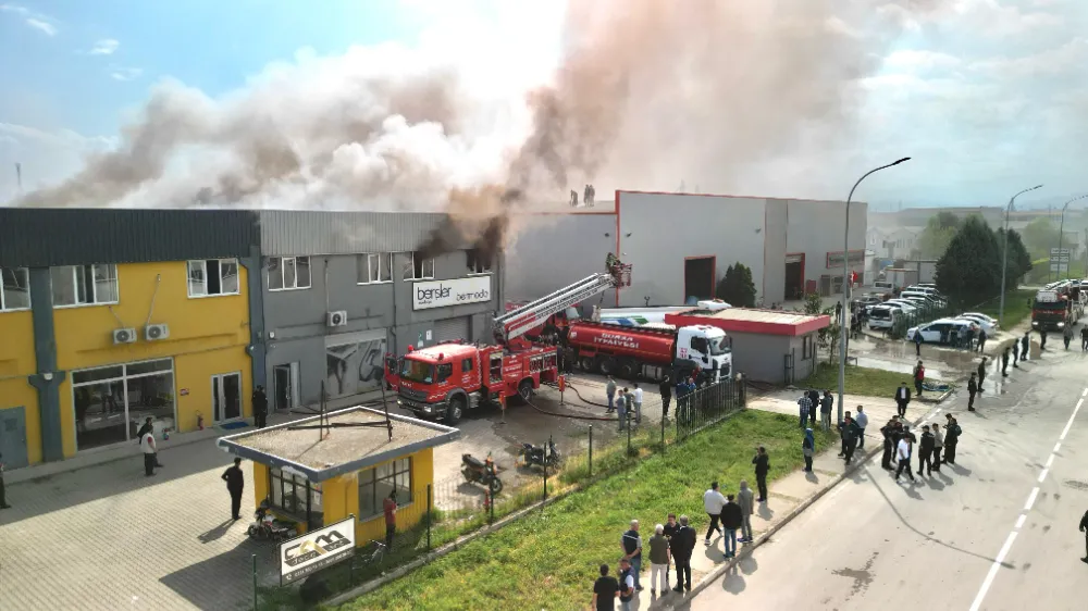 İnegöl’de sandalye fabrikasında yangın: Can kaybı olmadı