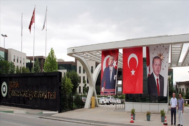 ÜNİVERSİTE KAPISINA ERDOĞAN´IN FOTOĞRAFI ASILDI