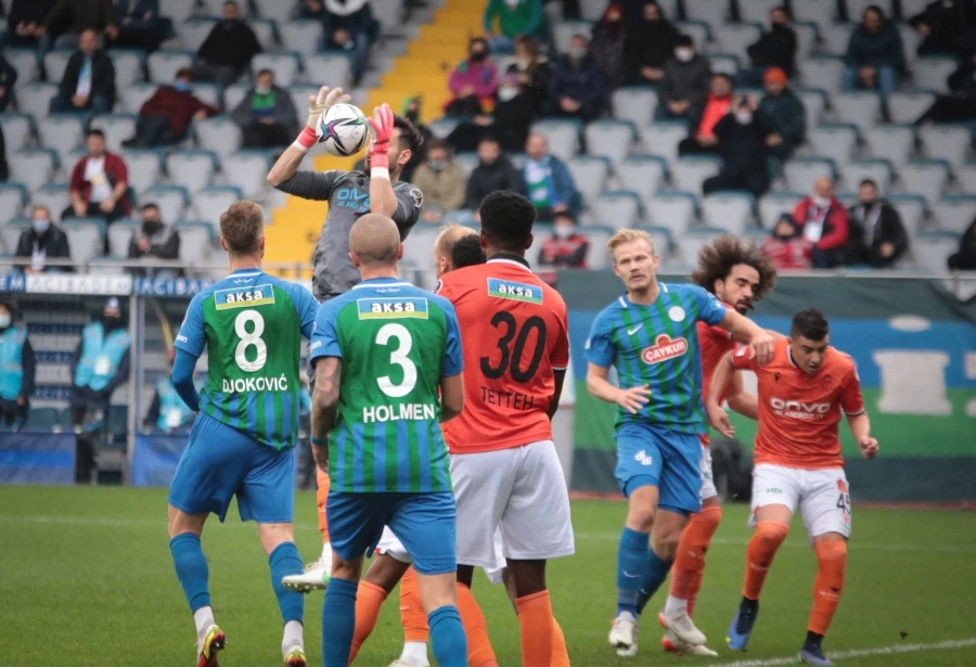 Spor Toto Süper Lig: Çaykur Rizespor: 0 - Yeni Malatyaspor: 0 (İlk yarı) 