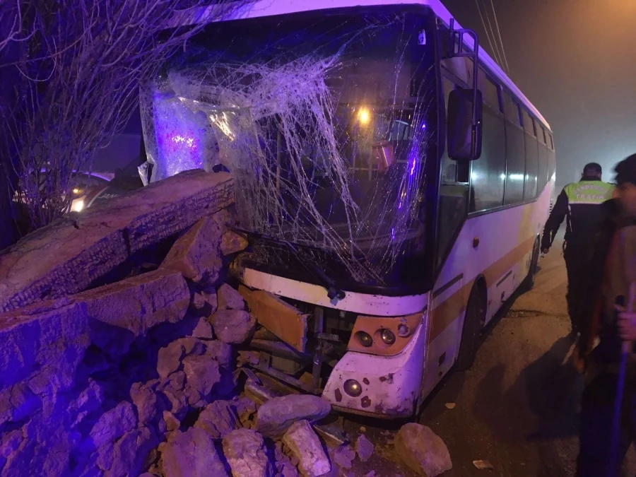  Belediyeye ait yolcu otobüsü istinat duvarına çarptı: 2 yaralı   