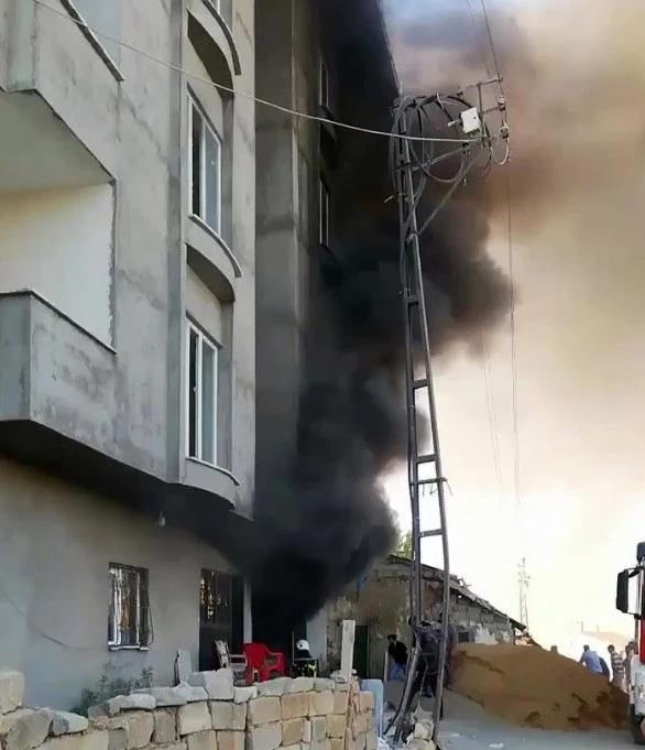 Yüksekova’da 5 katlı binada çıkan yangın korkuttu 