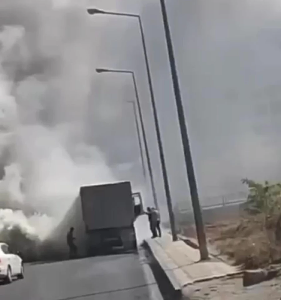 Seyir halindeki kamyondan yükselen dumanlar korkuttu 