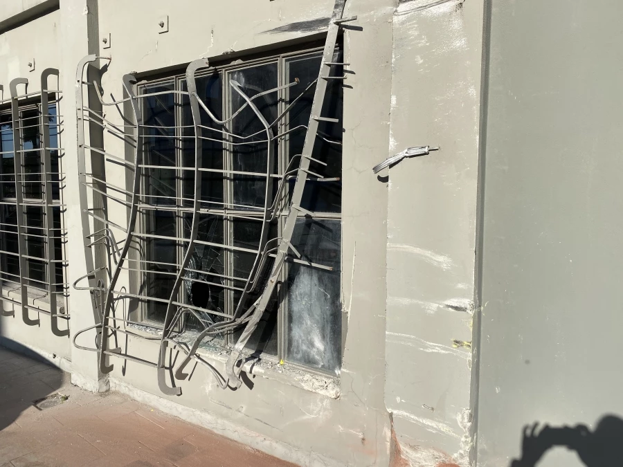 Kadıköy’de kontrolden çıkan İETT otobüsü müzenin duvarına çarptı   