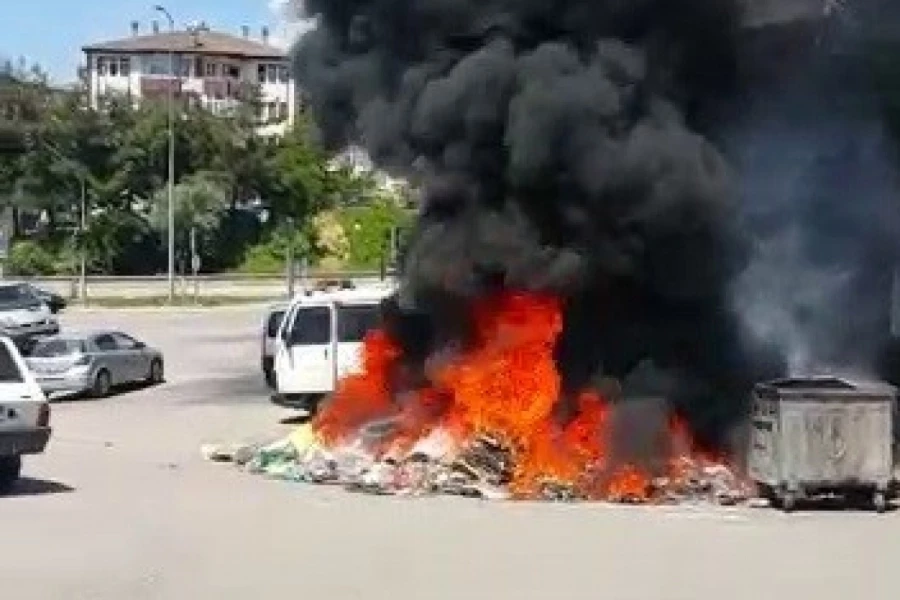 Çöpler alev aldı, araçlar yanmaktan son anda kurtuldu