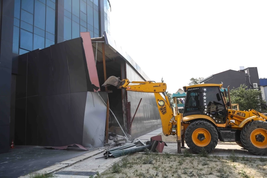 İş merkezine ait kaçak bölümler yıkıldı 