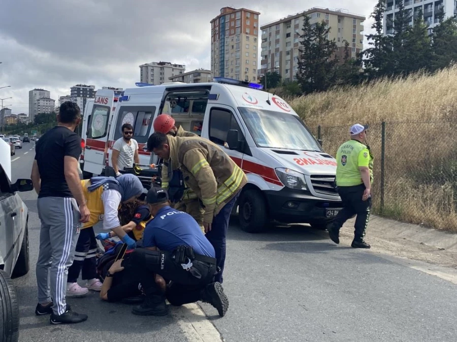 Ataşehir TEM Otoyolunda bozulan aracı itekleyen 2 kişiye araç çarptı: 3 yaralı 