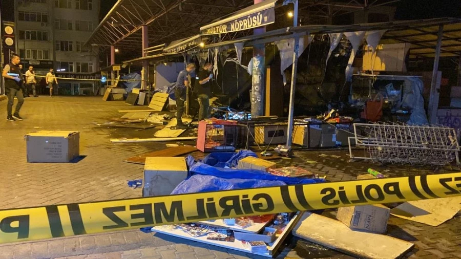 Bakırköy’de kitapçı dükkanı alev alev yandı