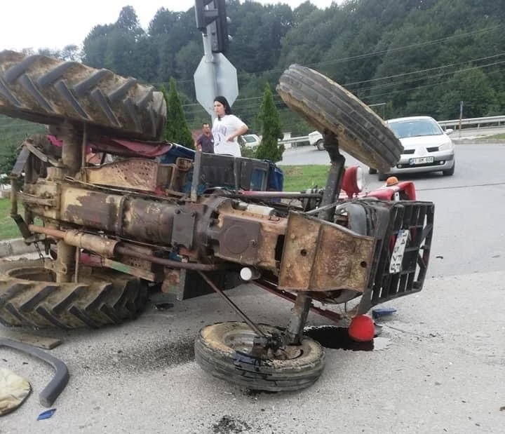 Semt pazarına giden traktör ile tır çarpıştı: 1 yaralı