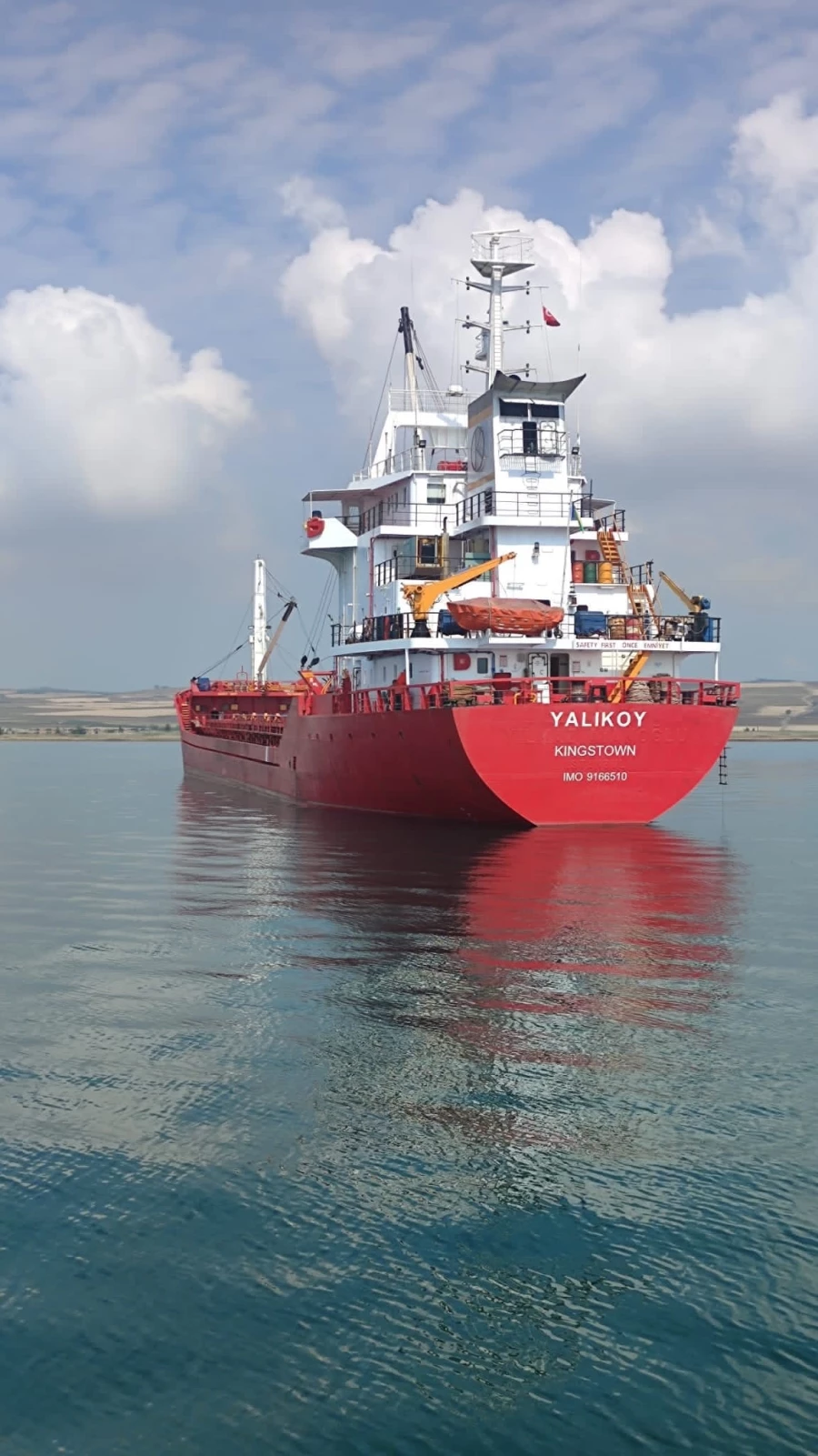 Kargo gemisi Çanakkale’de karaya oturdu   