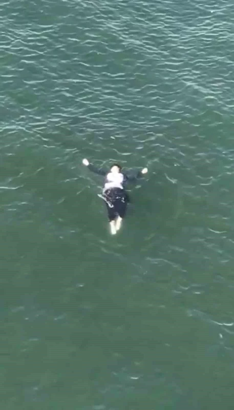 Haliç’te korku dolu anlar kamerada: Kadın köprüden denize düştü

