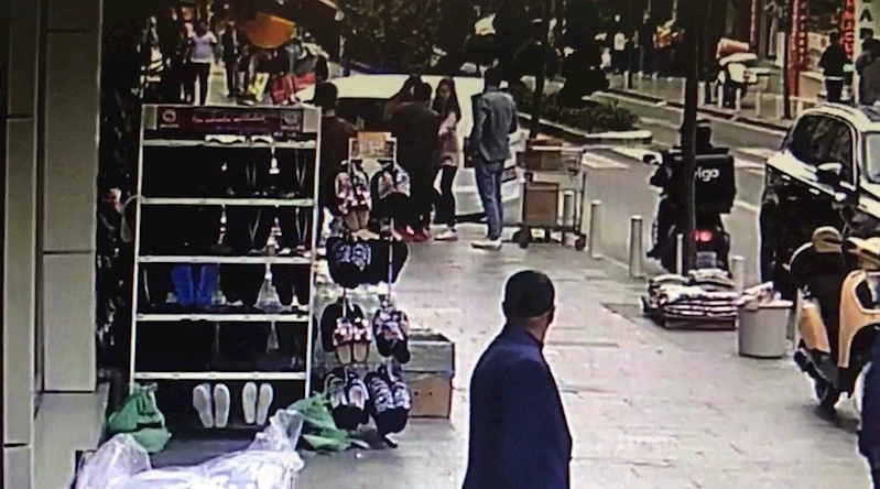 İstanbul’da bıçaklı eş dehşeti kamerada: Kocasını sokak ortasında göğsünden bıçakladı
