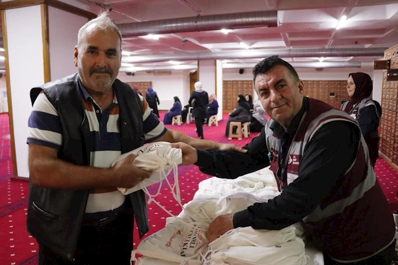 İzmit Belediyesi, umreye gidecek vatandaşları hediyelerle uğurladı
