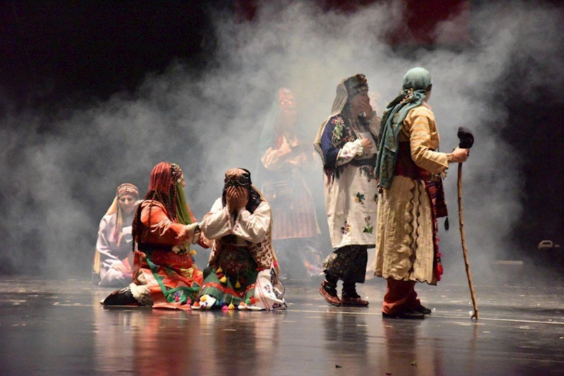 Bilecik’te ’Kahraman Türk Kadınları’ adlı defile ve tiyatro oyunu sahnelendi
