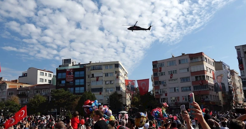 Jandarma helikopterinden müthiş gösteri: Alçak uçuşu görenleri büyüledi
