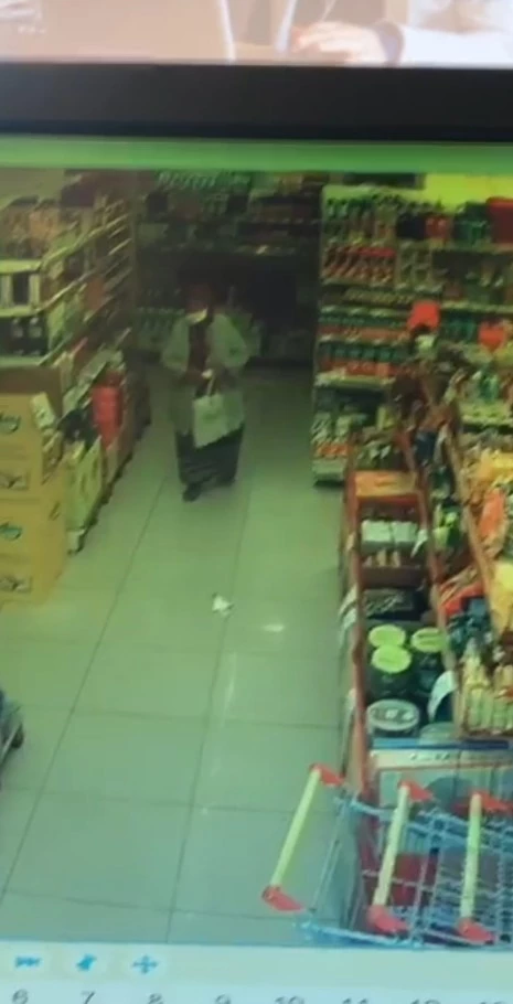 Marketten hırsızlık yapan yaşlı kadın güvenlik kamerasına yansıdı
