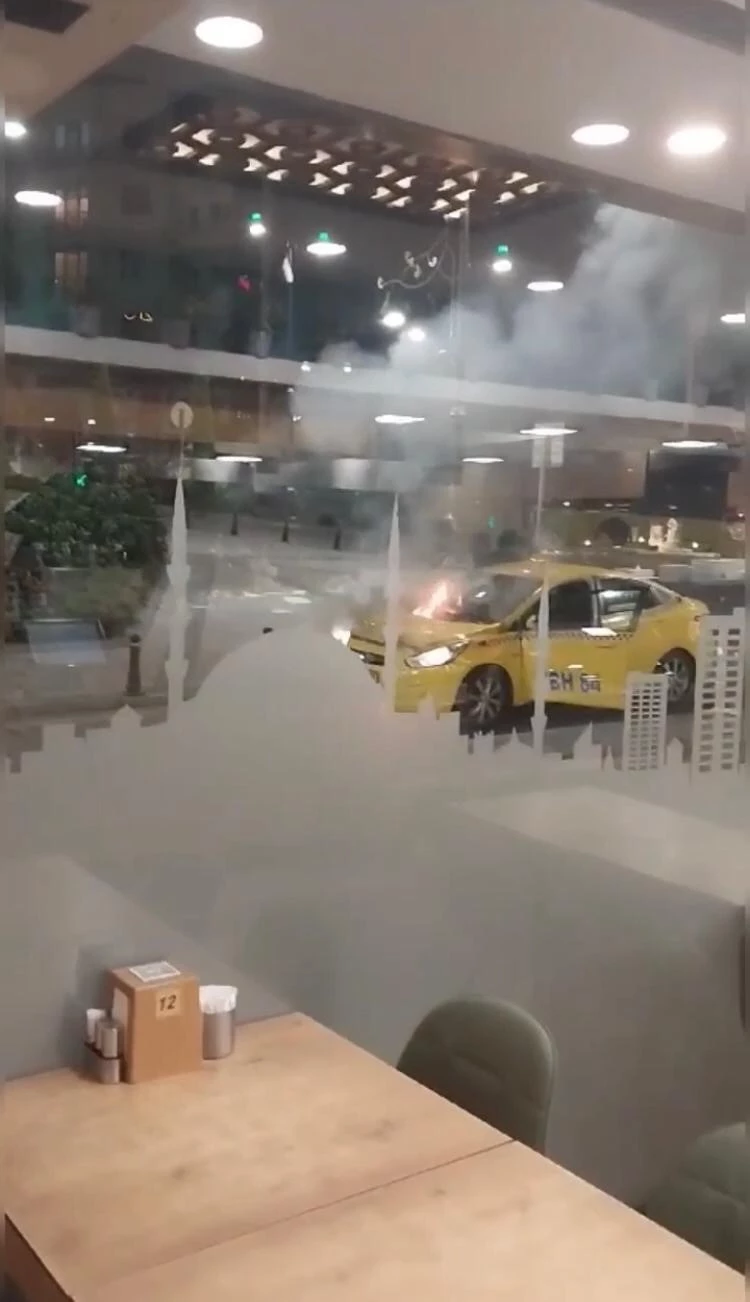 Kağıthane’de yangın paniği kamerada: Taksi alev alev yandı
