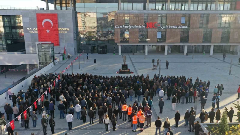 Çanakkale Belediyesi çalışanları, 100’üncü Yıl Meydanında Atatürk’ü andı
