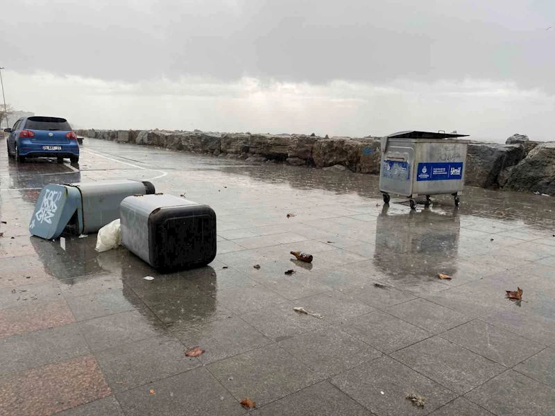 Kadıköy’de lodos sebebiyle kaya parçaları kıyıya vurdu