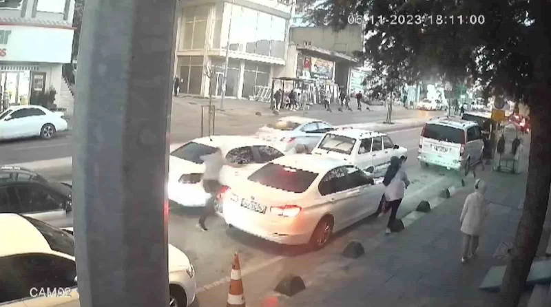Sancaktepe’de otomobilinde saldırıya uğrayan sürücü, araçlara çarparak kaçtı
