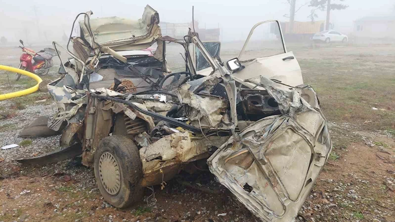 Yenice’de otomobil çekiciye çarptı, 2 kişi hayatını kaybetti
