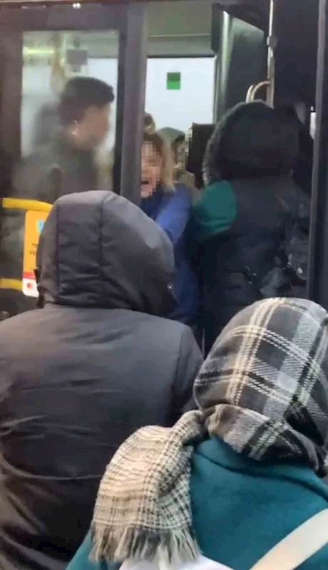 Kartal’da otobüste 2 kadın yolcu arasındaki kavga kamerada