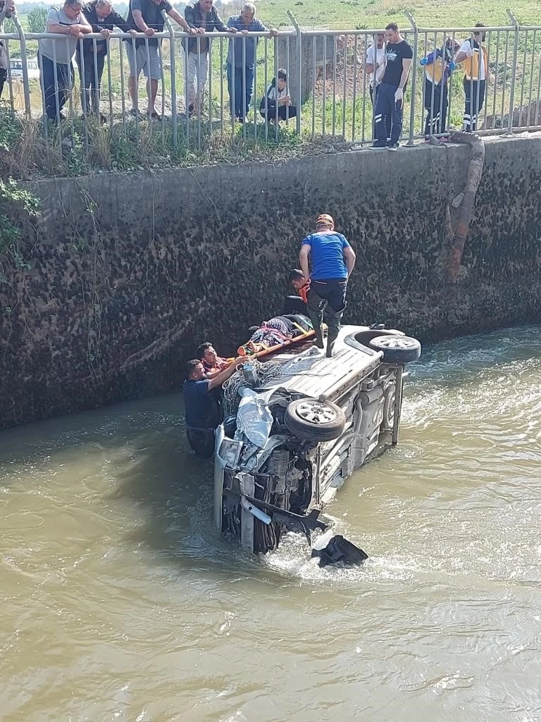 Sulama kanalına düşen  araçta 2 kişi öldü 1 kişi yaralandı   