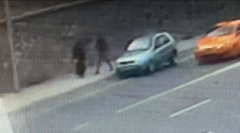 (Özel) İstanbul’da barışma teklifi kavgası kamerada: Dövdüğü kadın aracı taşladı
