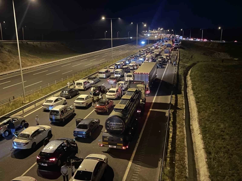 Kuzey Marmara Otoyolu’nda kaza: Bayram tatili yolunda kontak kapattılar
