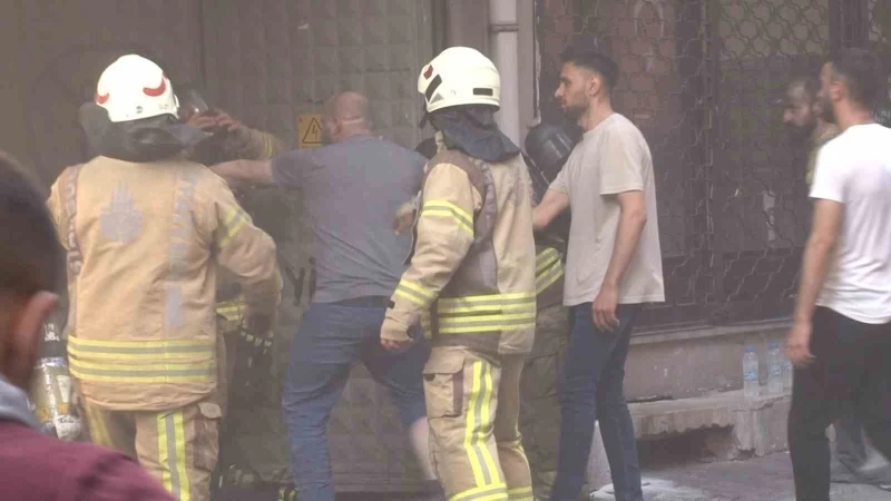 Pendik’te oto tamirhanesinde yangın: 7 kişi yaralandı
