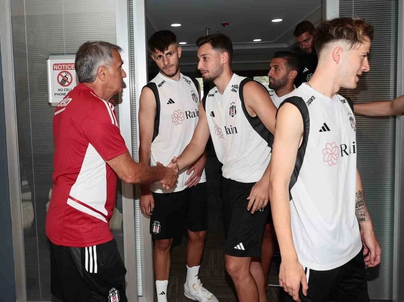 Beşiktaş’ta futbolcular ve teknik heyet bayramlaştı
