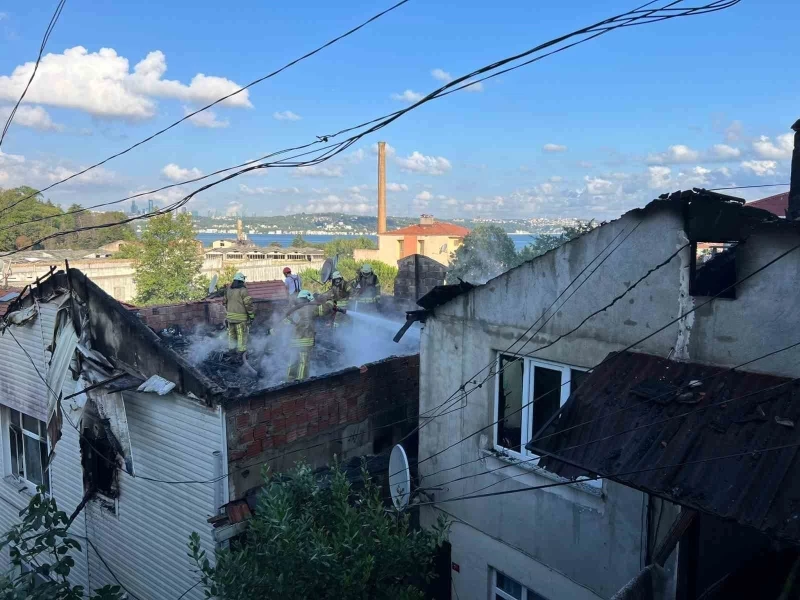 Beykoz’da 2 gece kondunun çatısı alev alev yandı
