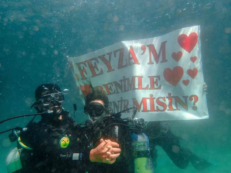 Yalova’da su altında romantik evlilik teklifi
