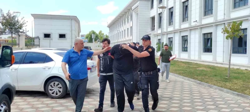 119 kilo uyuşturucuyla TEM’de polisi peşine takan zanlılar, adliyeye sevk edildi
