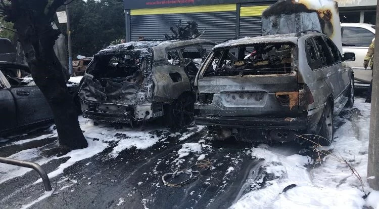 Sarıyer’de yangın paniği: Araçlar küle döndü
