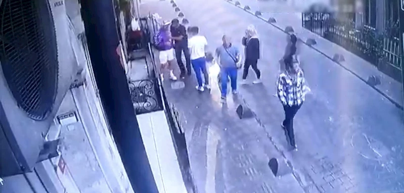 Beyoğlu’nda önce darp sonra gasp: 6 kişi etrafını çevirip telefonunu çaldı
