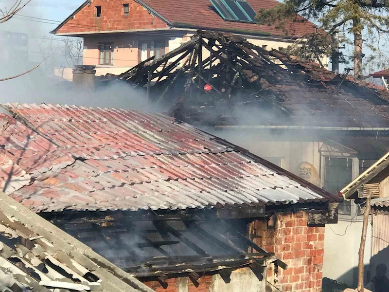 Sakarya’da atölyedeki yangın mahalleliyi sokağa döktü
