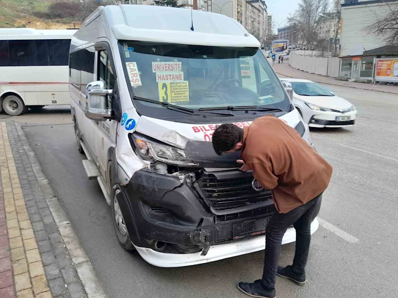 Bilecik’te minibüs ile midibüsün çarpışması sonucu 1 kişi yaralandı
