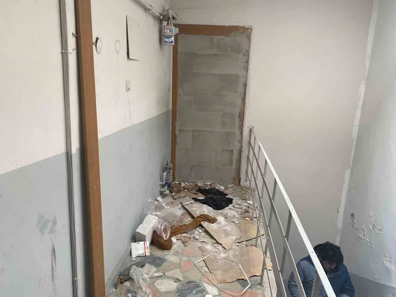 Kentsel dönüşüm nedeniyle boşaltılan bir eve hırsız girince ev sahibi kapıya duvar ördü
