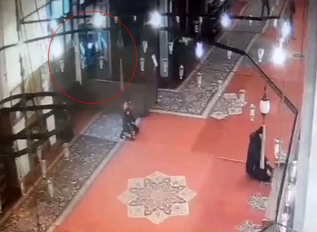 Fatih Camii’nde imam ile bir kişinin ağır yaralandığı bıçaklı saldırı anı güvenlik kamerasına yansıdı. Görüntülerde saldırganın iki kişiyi bıçakladığı görülüyor.
