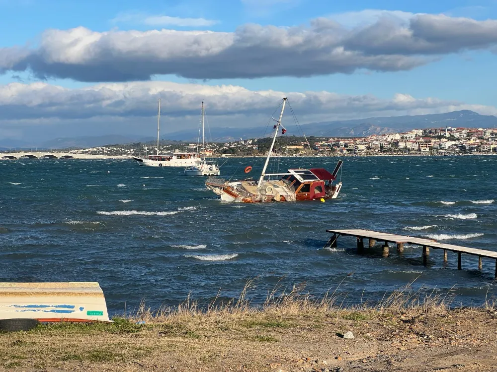 Ayvalık’ta kuvvetli fırtına nedeniyle tekneler alabora oldu