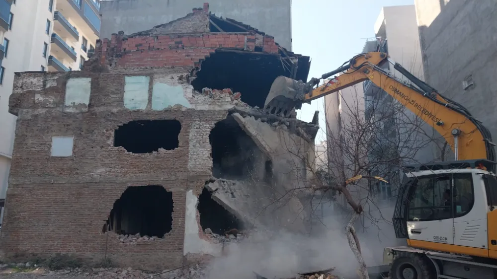 Osmangazi’de 3 katlı metruk bina yıkıldı