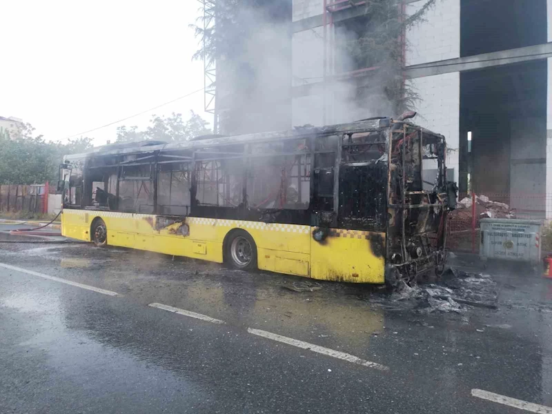Sultanbeyli’de seyir halindeki İETT otobüsünü alev alev yandı
