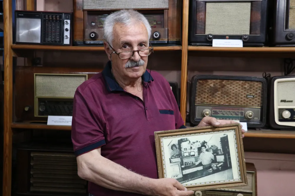 Bursalı emekli tamirci, 100 yıllık radyo koleksiyonuyla geçmişe yolculuk yaptırıyor