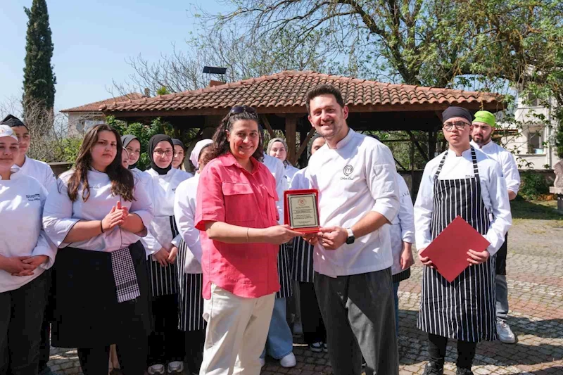 MasterChef yarışmacısı Görkem Ünal, Osmaneli’de öğrencilerle bir araya geldi
