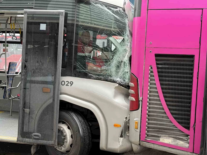 Beylikdüzü’nde metrobüs kazası: 1 kişi hayatını kaybetti, 20 kişi yaralandı
