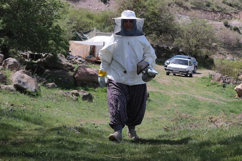 Çocukları için arıcılığa başlayan 3 çocuk annesi, kovan sayısını 5