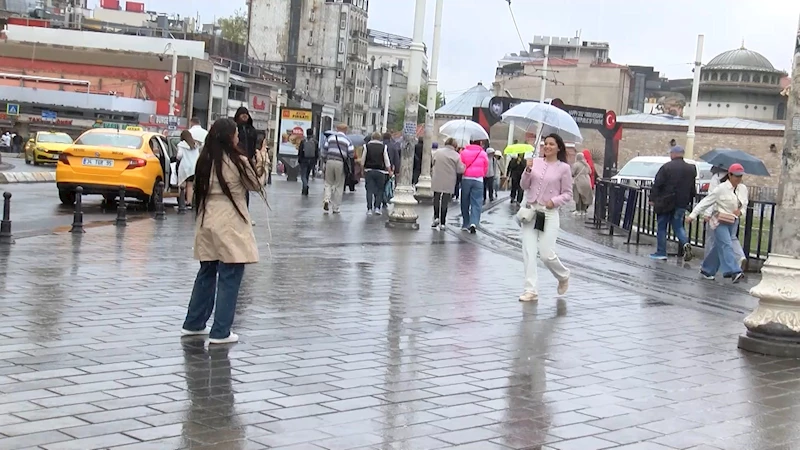 İstanbul- Taksim Meydanı’nda rüzgar ve yağmur zor anlar yaşattı