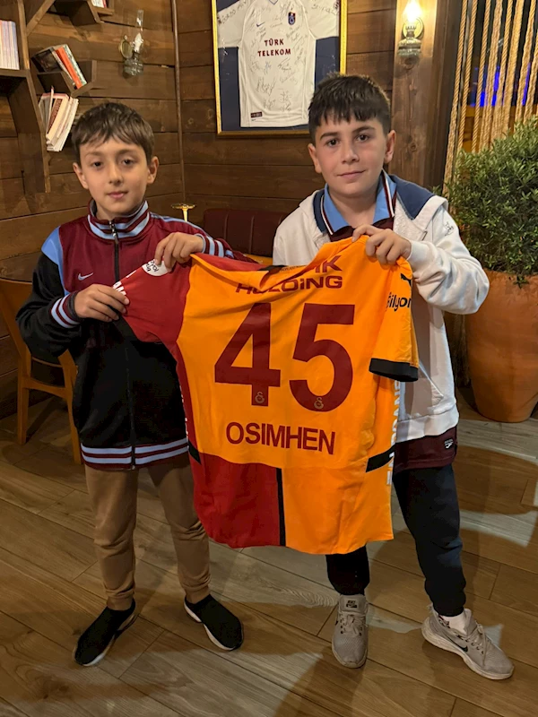 Osimhen’in formasını alan Trabzonsporlu çocuktan formayı bir koleksiyoner aldı 
